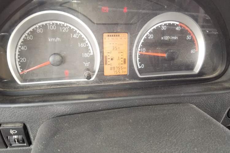 Used Dongfeng Yufeng 2018 2.3TA100 Standard Edition Logistics Vehicle Short Wheelbase Mid-Roof Design 5-9 Seater Powered by WP2.3 Odometer Close Up