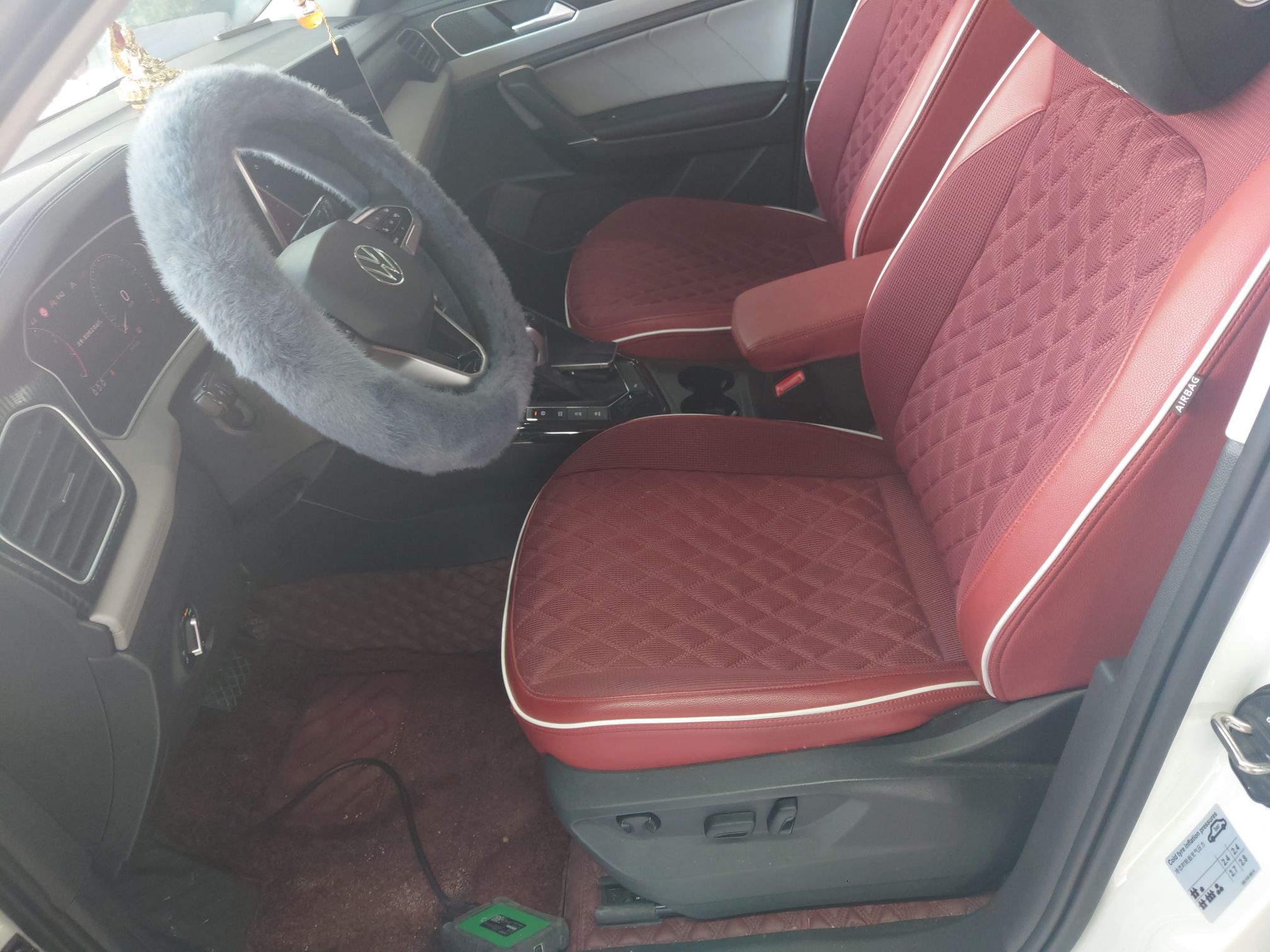 المقاعد الأمامية داخل السيارة