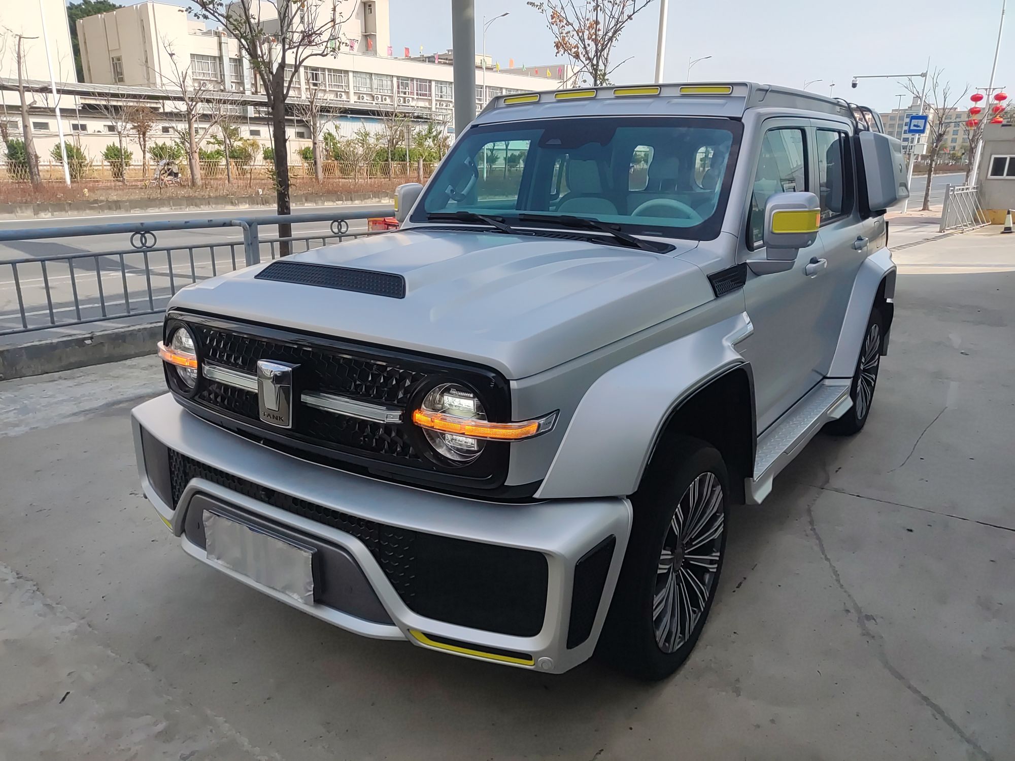 Под передней частью автомобиля