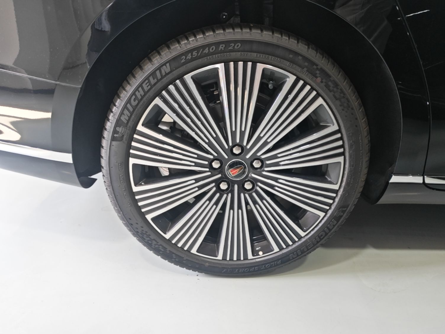 Hongqi H9 2025 Model Facelifted 2.0T Two-Wheel Drive Flag-Style Luxury Business Edition, 5 Seats - Chinese Trim Xiang — снимка 11