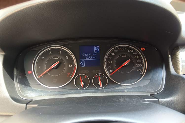 Used Renault Latitude 2015 2.0L CVT Fashion Edition Odometer Close Up