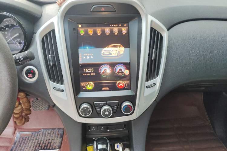 Used JMC Yusheng S350 2014 2.4T Automatic 4x4 Diesel Luxury Version with Sunroof 5 Seats