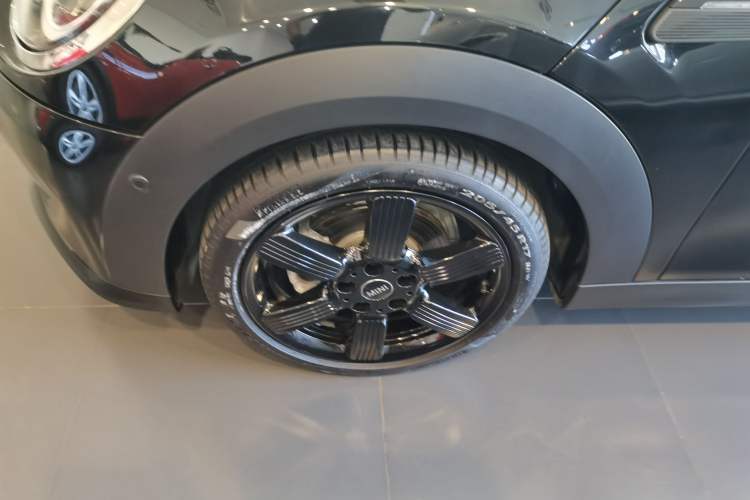 Used MINI MINI 2023 Updated 1.5T COOPER Artist Five-Door Edition
