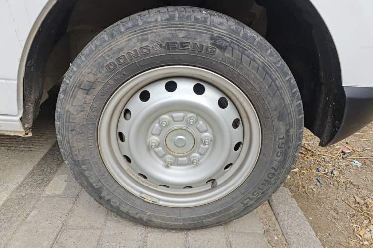 Used BAIC Ruixiang Boteng V2 EV 2022 Enclosed Van Standard Type Henan Lithium Battery Right Front Wheel Hub