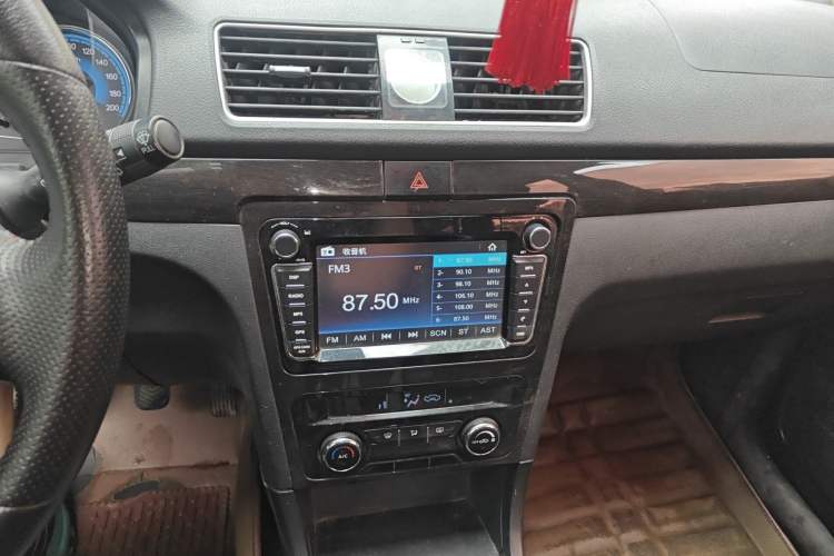 Used Dongfeng Fengon 370 2016 1.5L Manual Luxury Version SFG15-05 7 Seats Audio And AC Panel