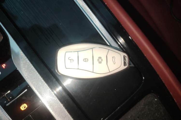 Used Hongqi H5 2024 2.0T Automatic Smart Connect Flagship Edition Vehicle Key