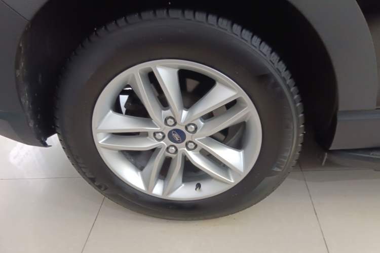 Used Ford Edge 2018 Facelifted EcoBoost 245 Two-Wheel-Drive Platinum Edition 5 Seats China V Emission Standard Right Rear Wheel Hub