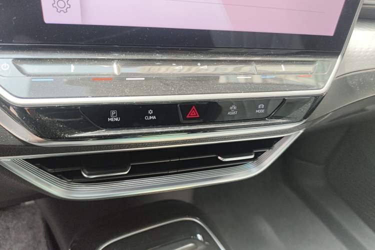 Used Volkswagen ID.6 X 2021 Pro Smart Long-Range Edition Audio And AC Panel