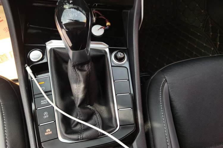 Used Volkswagen Sagitar 2020 280TSI DSG R-Line China VI Gear Lever