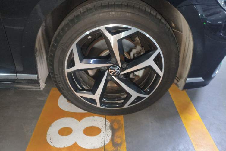 Used Volkswagen Magotan 2023 2 Million Units Commemorative Edition 330TSI DSG Luxury Version Right Front Wheel Hub