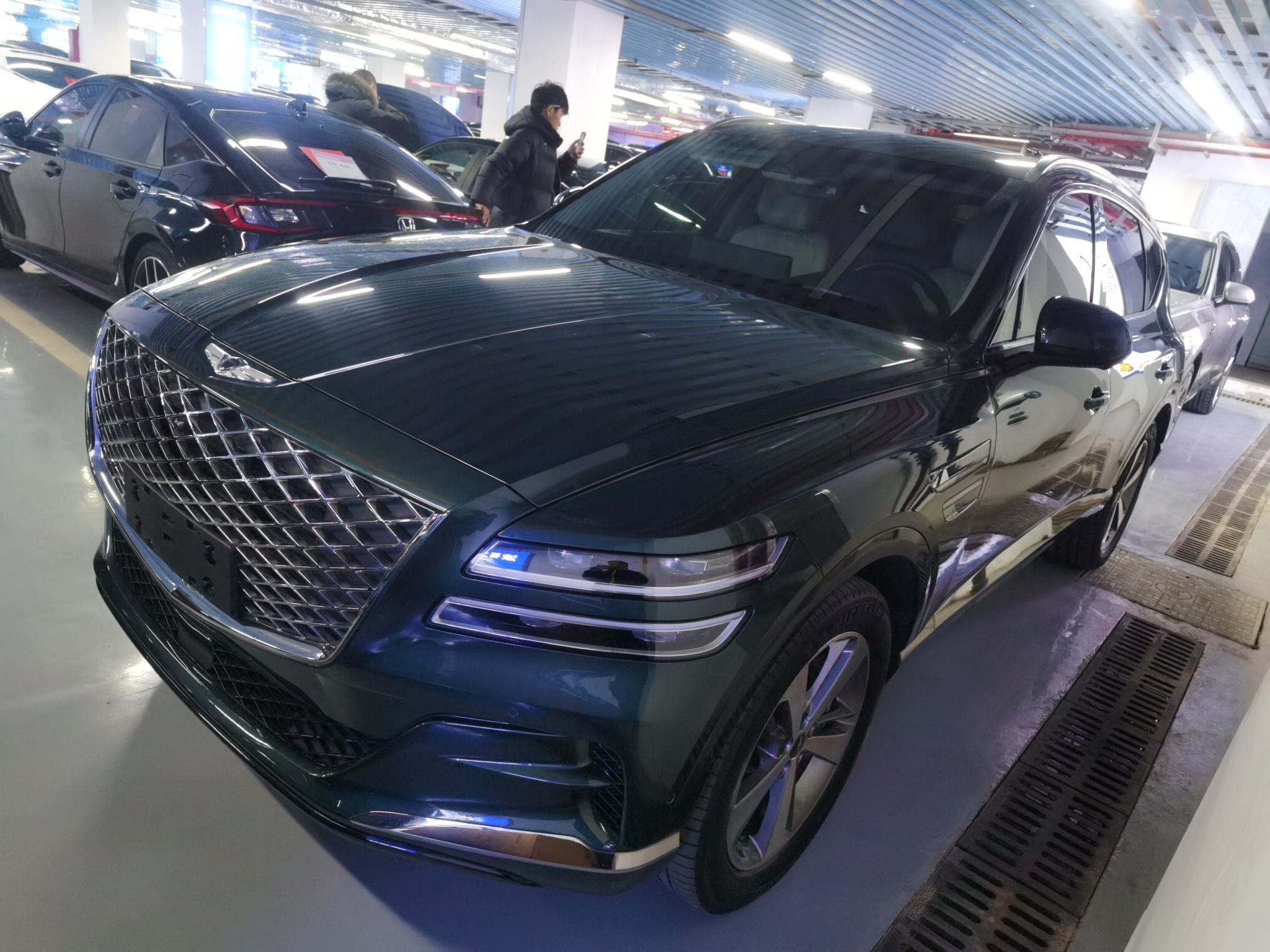 تحت مقدمة السيارة