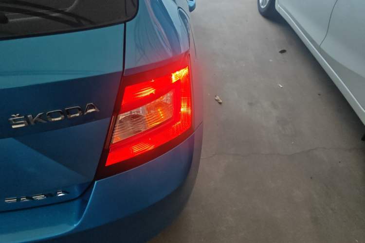 Used Skoda Fabia 2015 1.4L Automatic Front-Drive Model Right Rear Taillight