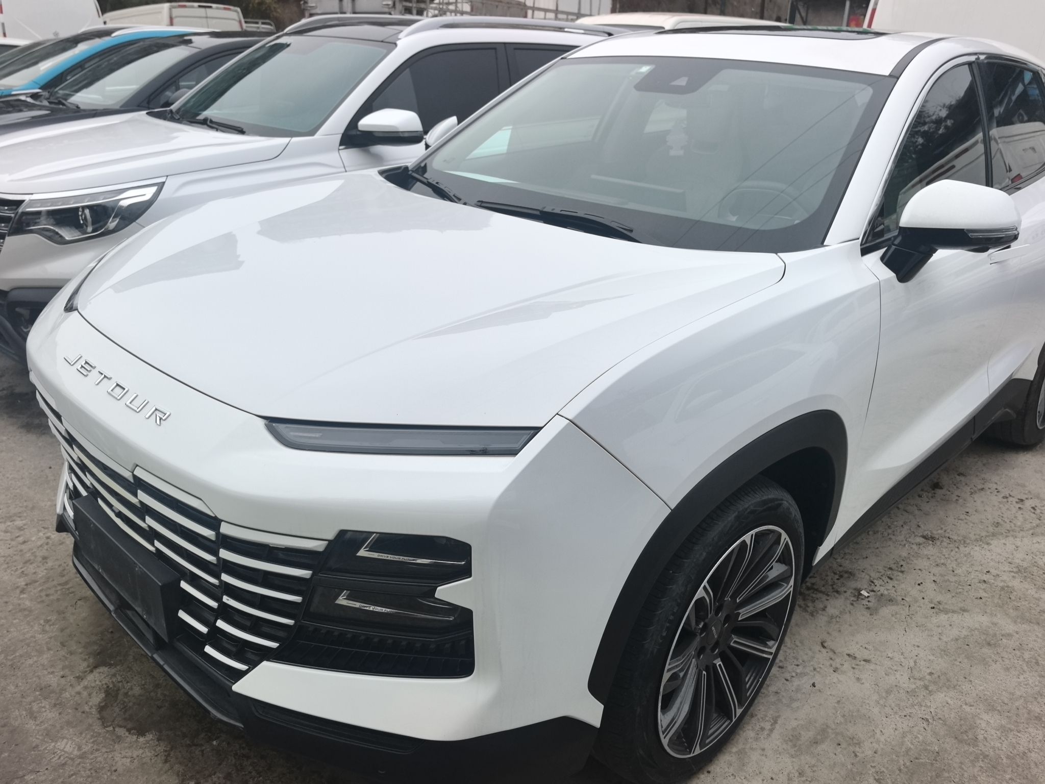 تحت مقدمة السيارة