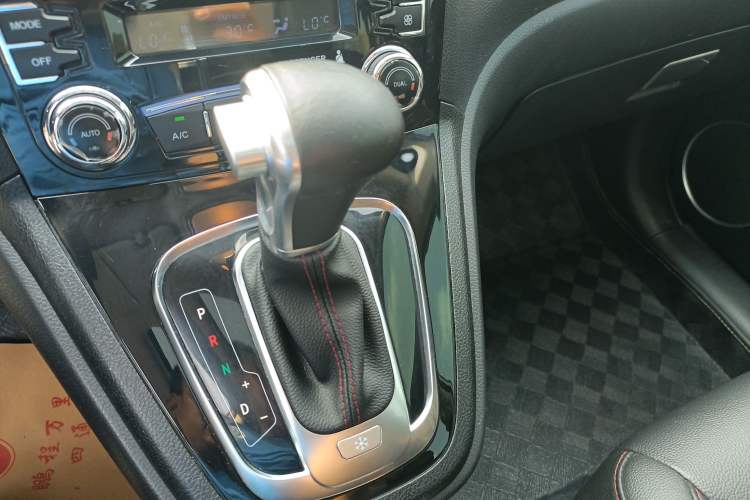 Used Haval H6 2016 Upgraded Model 1.5T Automatic Two-Wheel Drive Elite Version Gear Lever