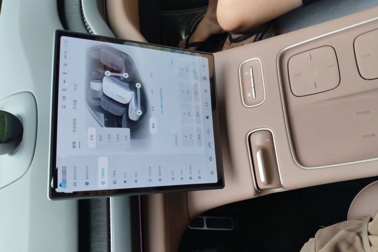 Used Nio ES8 2023 75 kWh Executive Edition Audio And AC Panel