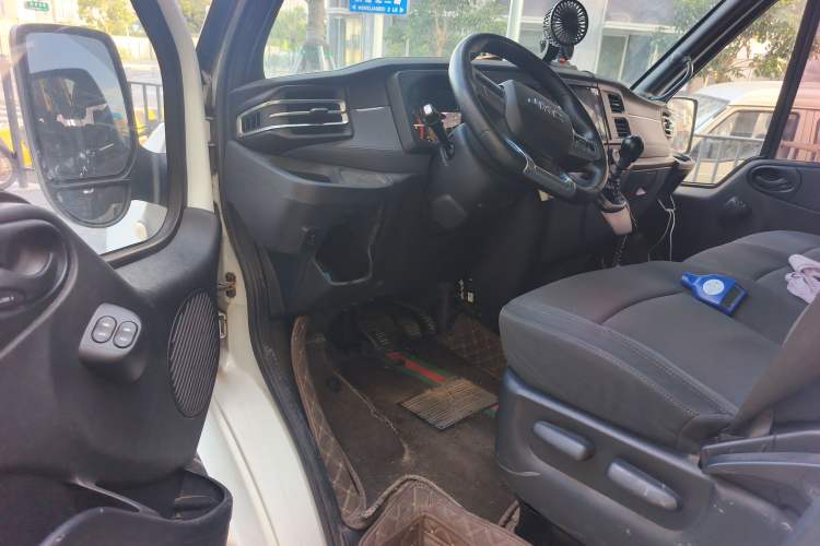 Used JMC Fushun 2022 2.0T Manual Multi-Function Passenger Vehicle Short Wheelbase Mid-Height Roof 6-Seater