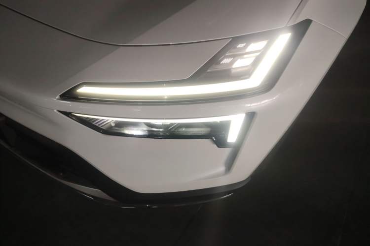 Used Polestar 4 2024 Single-Motor Standard Range PLUS Dual-Star Connectivity Edition
