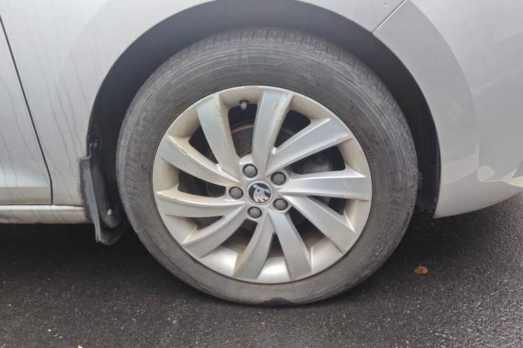 Used Skoda Rapid 2018 1.6L Manual Comfort Edition Right Front Wheel Hub