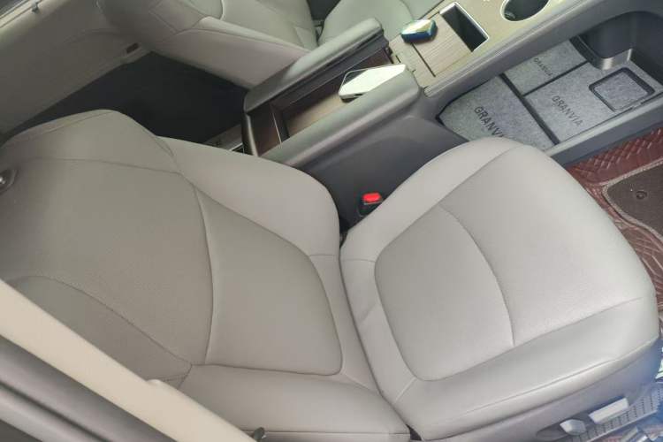 Used Toyota Granvia 2023 2.5L Hybrid Luxury Edition