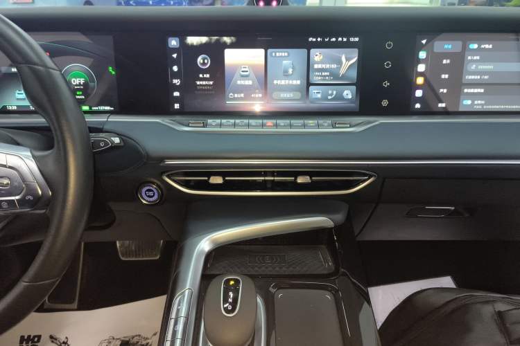 Used VOYAH FREE 2021 Four-Wheel Drive Standard Range-Extended Exclusive Luxury Package Audio And AC Panel