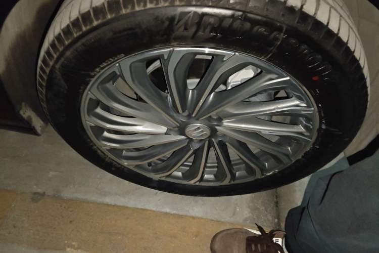 Used Buick LaCrosse 2024 28T Luxury Edition Right Front Wheel Hub