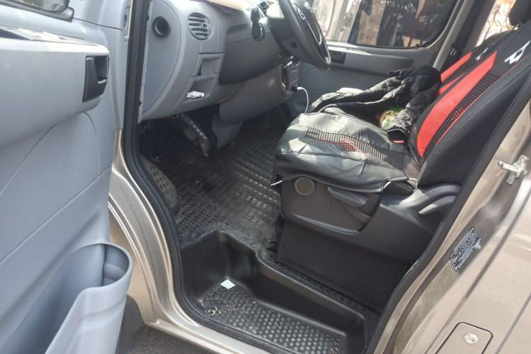 Used SAIC MAXUS Xintu V80 2021 2.0T AMT Classic Aoyuntong Short Wheelbase Ultra-Low Roof 5/6-Seater
