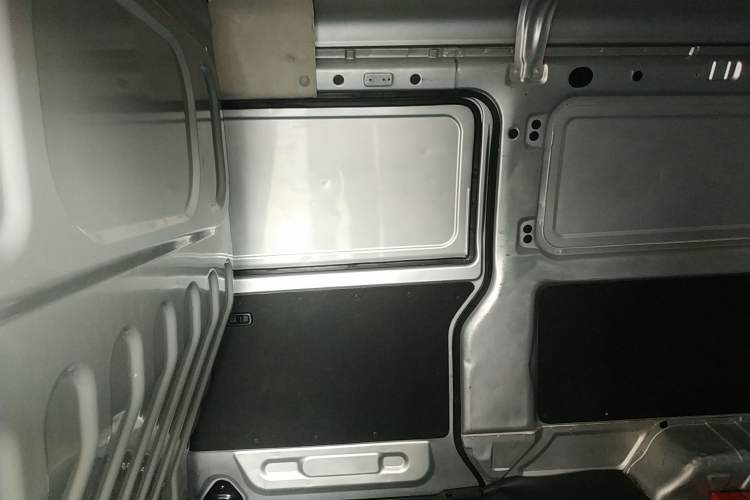 Used Jinbei Hiace X30 2023 1.5L Super-Enjoyment Van 2/5 Seats Non-Air-Conditioned Version SWC15M