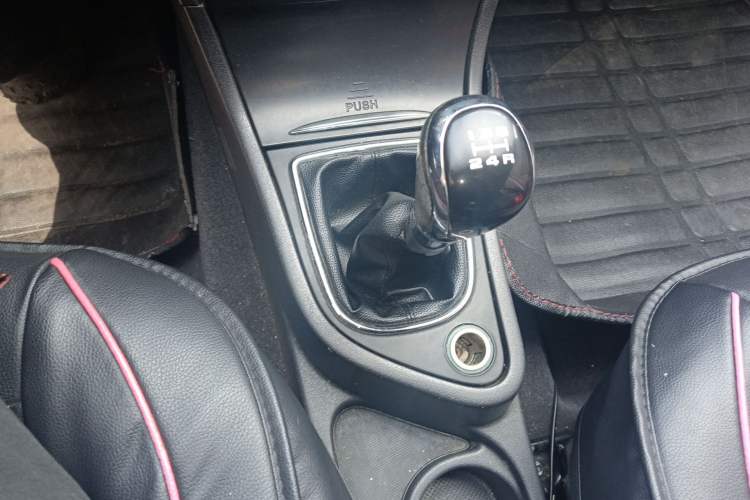 Used Dongfeng Aeolus S30 2014 1.5L Manual Gratitude Edition Gear Lever