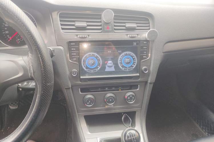 Used Volkswagen Golf 2016 1.6L Manual Fashion Edition Audio And AC Panel