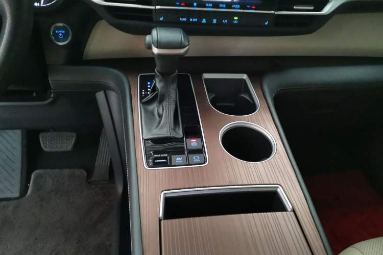 Used Toyota SIENNA 2021 2.5L Hybrid Luxury Edition Gear Lever