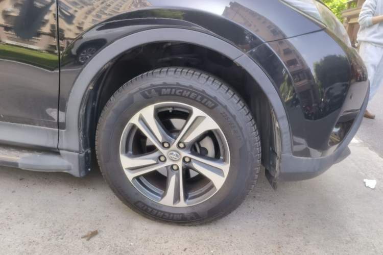 Used Toyota RAV4 2015 2.0L CVT Four-Wheel Drive New Edition