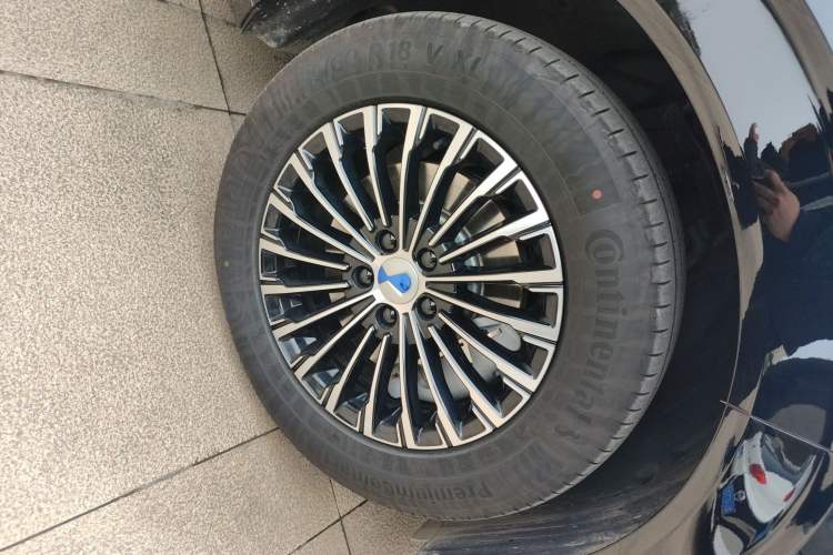 Used Denza D9 2025 DM-i Smart Drive 1020 Four-Wheel Drive Deluxe Model
