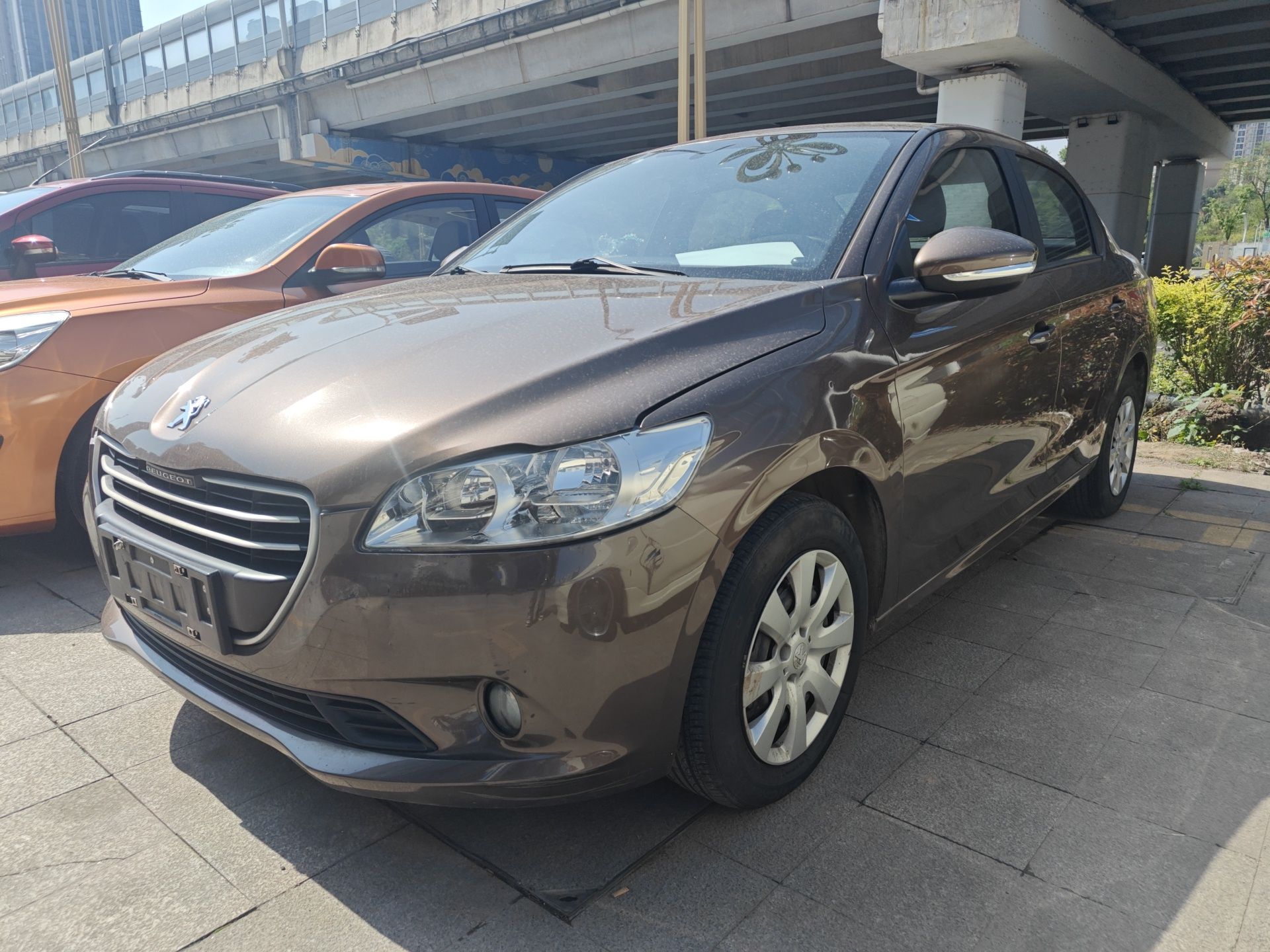 تحت مقدمة السيارة