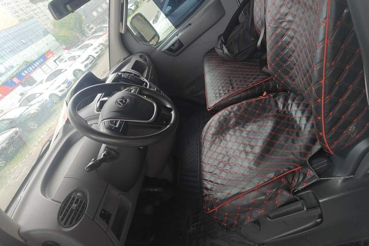 Used SAIC MAXUS Xintu V80 2023 2.0T AMT Classic Aoyuntong Short Wheelbase Ultra-Low Roof 5/6-Seater Left Front Seat