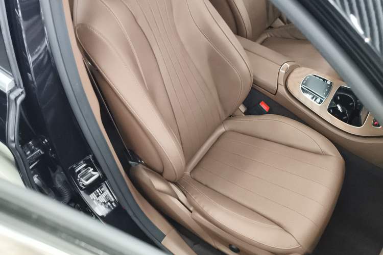 Used Mercedes-Benz E-Class New Energy 2022 Restyled E 350 e L Plug-in Hybrid Sedan Right Front Seat