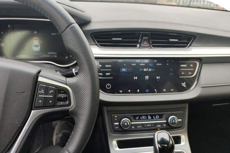 Used Geely Auto Emgrand 2018 1.5L CVT Upward Connect Edition Audio And AC Panel