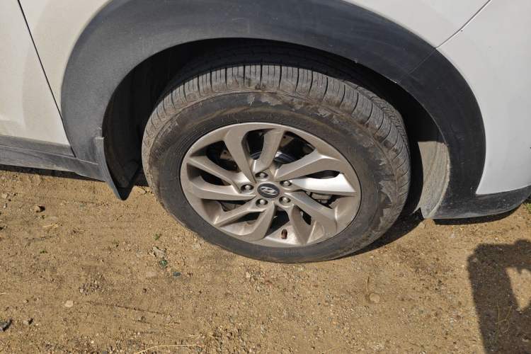 Used Hyundai Tucson 2015 1.6T Dual-Clutch Two-Wheel-Drive Smart Model Right Front Wheel Hub