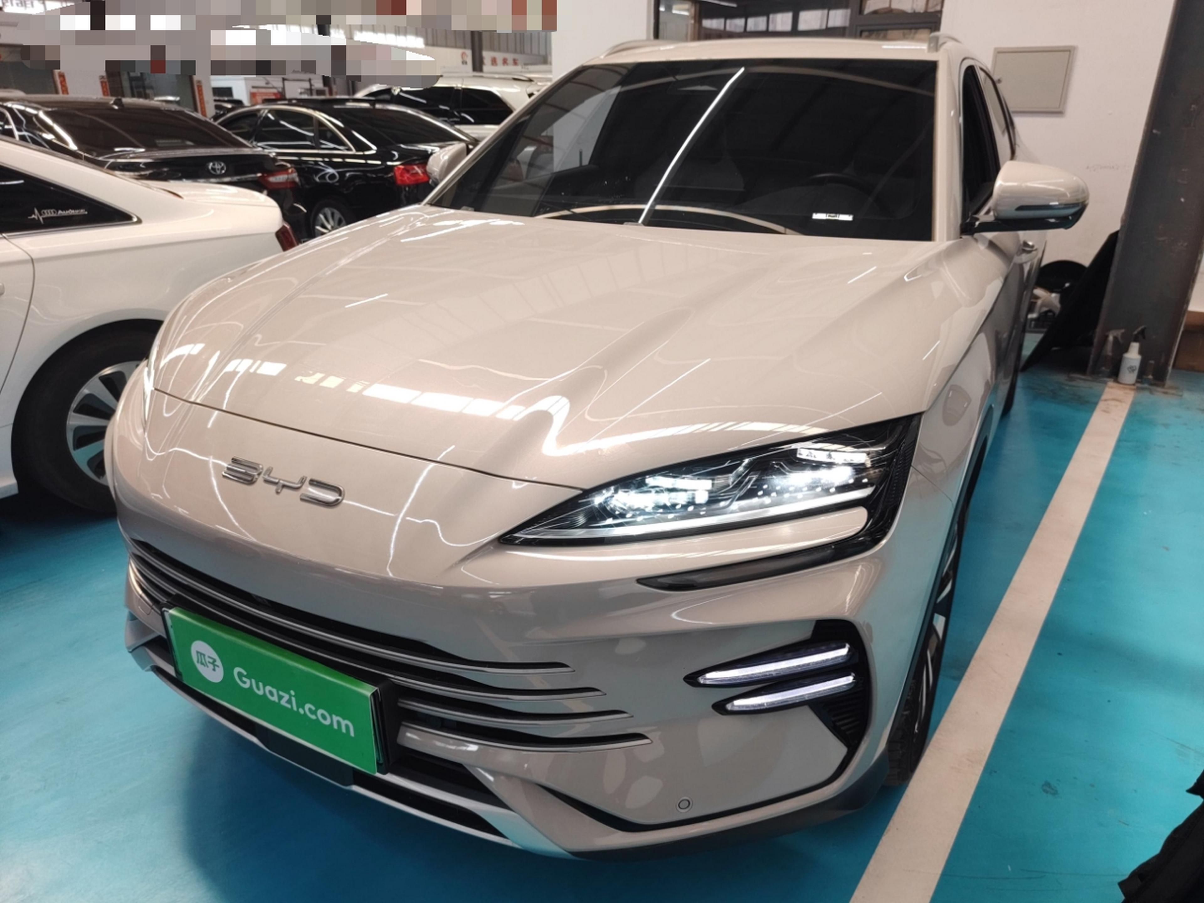 تحت مقدمة السيارة