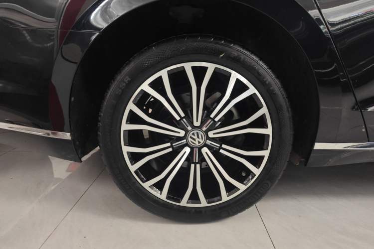 Used Volkswagen Phideon 2018 Revised Version 380TSI Two-Wheel Drive Business Edition Right Rear Wheel Hub