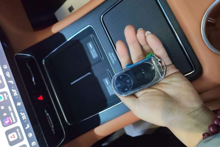 Used Hima AITO M8 2025 Extended-Range Max+ Version 53.4 kWh 5-Seater Edition Vehicle Key