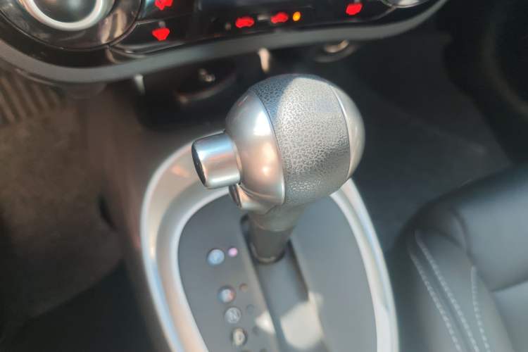 Used Infiniti ESQ 2014 1.6L Spontaneous Edition Gear Lever