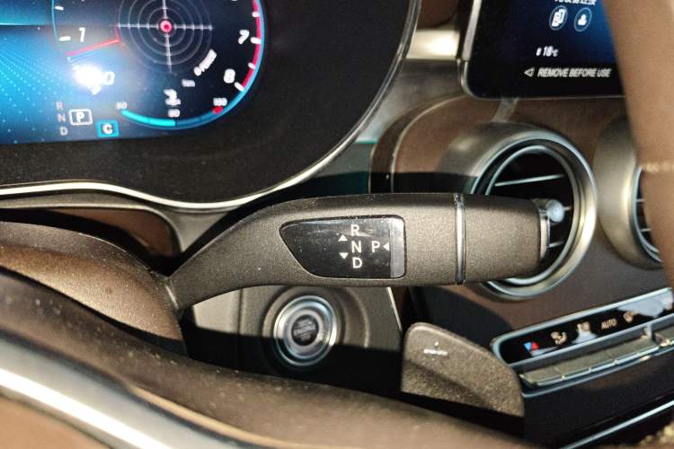 Used Mercedes-Benz GLC 2022 Facelift GLC 260 L 4MATIC Luxury Edition Gear Lever