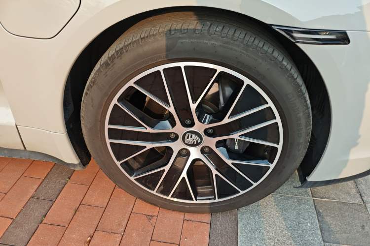 Used Porsche Taycan 2022-Year Updated Taycan Right Front Wheel Hub