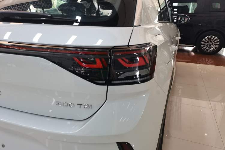 Used Volkswagen T-ROC 2025 Facelift Model 2 300TSI DSG Two-Wheel Drive Xingguang Edition
