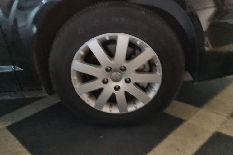 Used Chrysler Grand Voyager 2014 3.6L Comfort Edition Right Front Wheel Hub