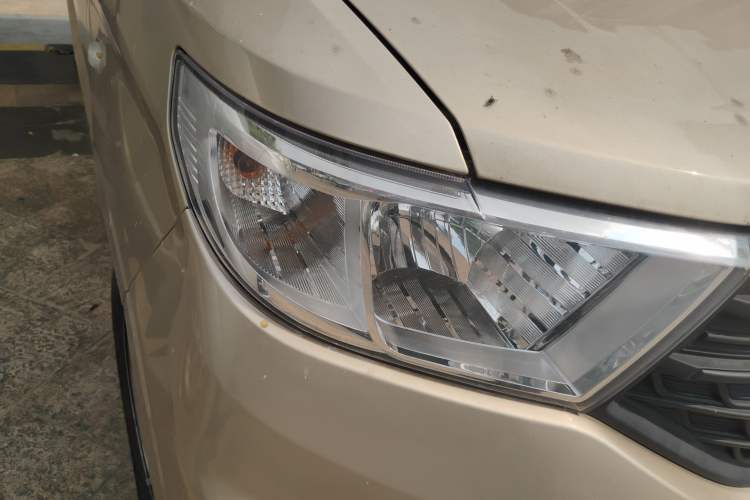 Used Wuling Hongguang V 2022 1.5L Jingqu Edition Electric-Assist LAR Right Front Headlight
