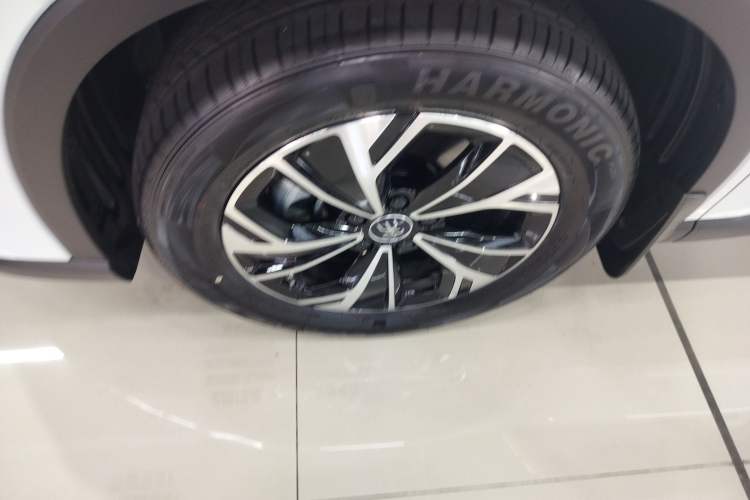 Used BYD Song Pro New Energy 2025 Second-Generation DM-i 75KM Leading Edition Left Front Wheel Hub