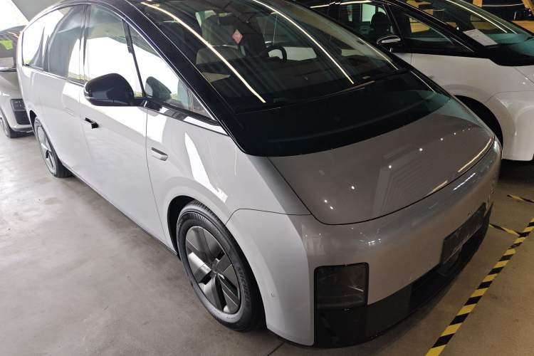 Used Li Auto MEGA 2025 Ultra Smart Refreshed Edition
