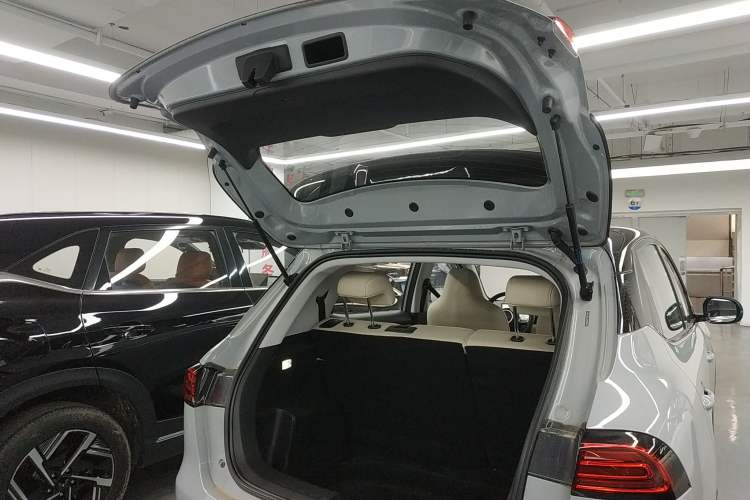 Used Wuling Bingo PLUS 2024 401 km Range 5-Seater Version Trunk
