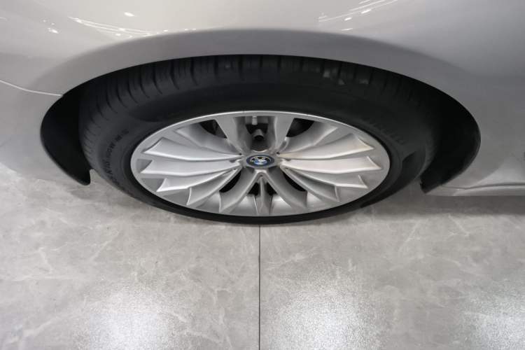 Used BMW 5 Series New Energy 2019 Updated Version 530Le Luxury Package Left Front Wheel Hub